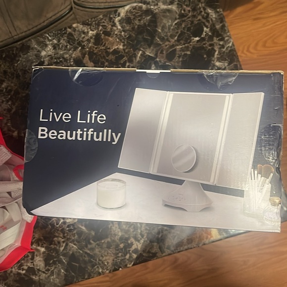 iHome - REFLECT TRIFOLD Vanity Speaker with Bluetooth, Speakerphone,USB Charging - Picture 8 of 9